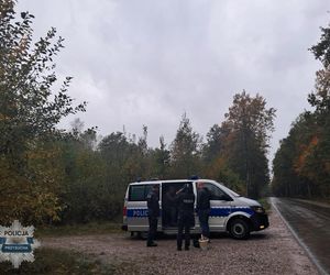 Tragiczny finał grzybobrania w powiecie przysuskim. Mężczyźni zgubili się w lesie. Jeden z nich nie żyje