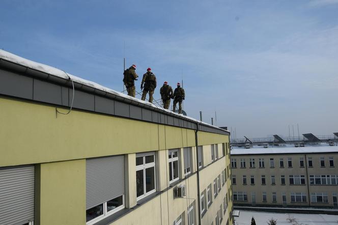 Policyjni kontterroryści pomagają Mikołajowi 