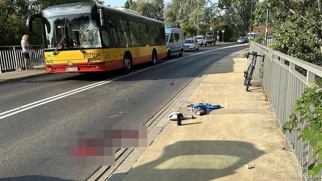 Czołowe zderzenie autobusu miejskiego z rowerzystą w Warszawie. Niedawno zginęły tam trzy osoby