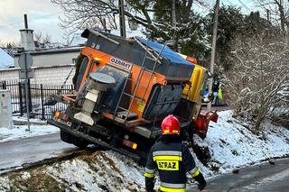 Pługosolarka zawisła na skarpie w Warszawie! Kierowca był kompletnie pijany