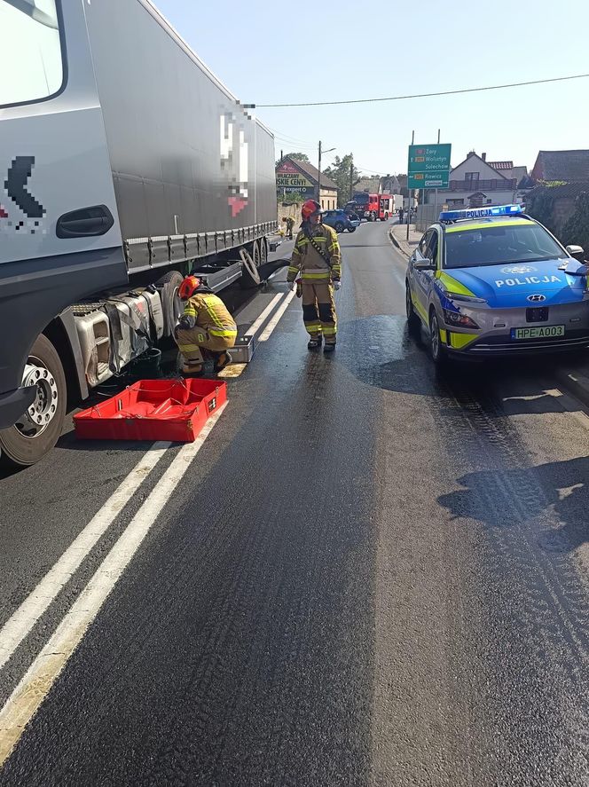 ​Wielki wyciek oleju po zderzeniu osobówki z ciężarówką na DK12 we Wschowie [ZDJĘCIA]