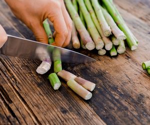 Chcesz wyrzucić końcówki szparagów? Zrób z nich coś pysznego! 3 proste i sprytne przepisy