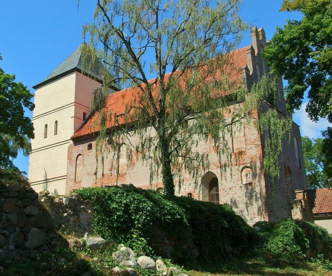 Ten kościół dawniej był zamkiem. To tam znajduje się Święty Graal? [ZDJĘCIA]