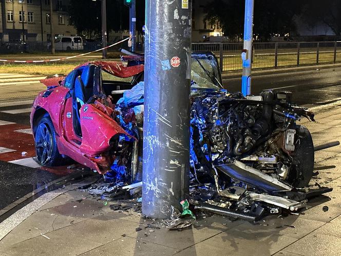 Kierujący sportowym BMW uderzył w słup tramwajowy w Warszawie. Dwie osoby ranne