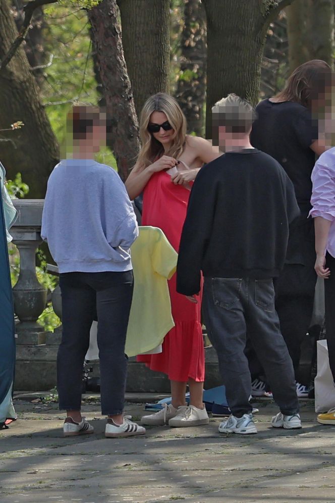 Małgorzata Socha przebiera się w parku