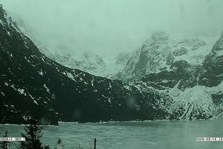 Turyści wchodzą na tafle tatrzańskich stawów. TOPR ostrzega