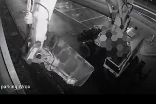 Złodzieje jak z filmu Gang Olsena. Za pomocą koparki próbowali okraść kantor