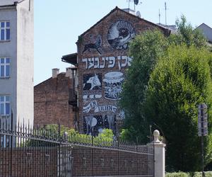 Mural autorstwa izraelskiego kolektwu Broken Fingaz na ścianie kamienicy przy Placu Bawół 3