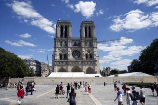 Notre Dame. Dziedziniec gotowy dla turystów 