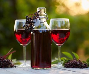 Wino z owoców czarnego bzu – domowy trunek pełen smaku i aromatu