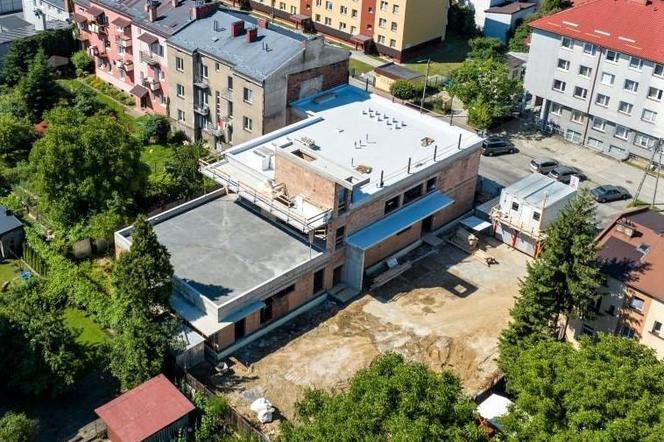 Widać już koniec prac! Nowoczesne Centrum Krwiodawstwa rośnie w Nowym Sączu