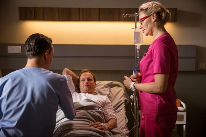Diagnoza 3 sezon odc. 13. Szymon Brock (Maciej Stuhr), Piotr Sadzik (Michał Czernecki), Wanda (Sonia Bohosiewicz)