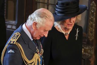 Król Karol III i Camilla ukrywają nieślubnego syna? Zażądał testów DNA! O pomoc prosił królową Elżbietę II?!