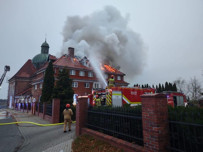 Pożar klasztoru redemptorystów w Braniewie! Na miejscu 10 zastępów straży pożarnej [ZDJĘCIA]