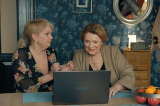 Barwy szczęścia, odcinek 3192: Rawiczowa (Elżbieta Jarosik), Małgorzata (Adrianna Biedrzyńska)