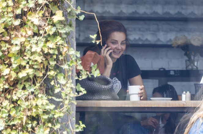 Małgorzata Socha stroi miny przy bajglu