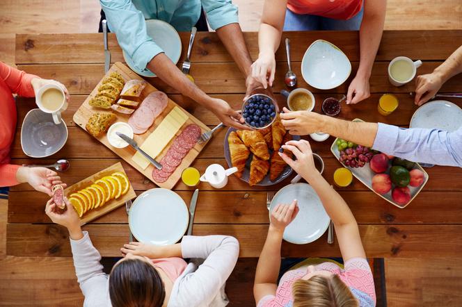 Sobotnie śniadanie z przyjaciółmi: jak przyjąć gości śniadaniem 