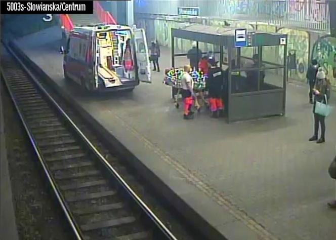 Poznań: NIEPRZYTOMNY mężczyzna na przystanku tramwajowym! "Nie reagował na żadne bodźce"