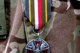 Białystok. Brytyjski oficer mjr Luke Dodington otrzymał Srebrny Medal Wojska Polskiego