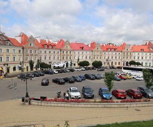 Nieistniejąca już ul. Szeroka przebiegała przez środek dzisiejszego placu Zamkowego 