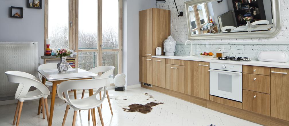 Salon w kuchni czy kuchnia w salonie? Szorstka elegancja na 40 m²