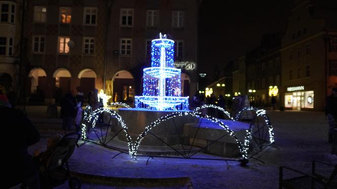 Świąteczne iluminacje w Olsztynie zachwycają. Prawdziwą „gwiazdą” jest choinka na starówce [ZDJĘCIA]