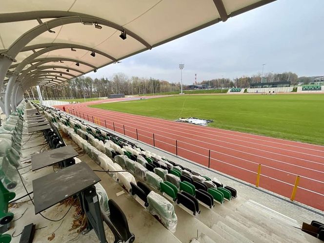 Ostatnie dni remontu stadionu w Starachowicach. Na bieżni pojwiły się tory