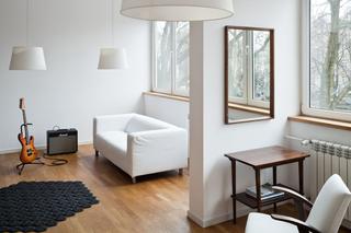 Eklektyczny minimalizm we wnętrzu: białe mieszkanie na warszawskim Żoliborzu