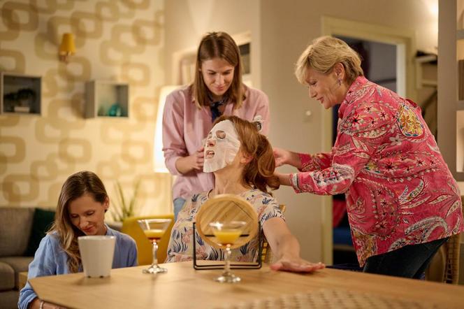 Na Wspólnej odc. 3742: Teresa Bednarczuk (Izabela Dąbrowska), Ola (Marta Wierzbicka), Gosia (Anna Kerth), Danka (Lucyna Malec)