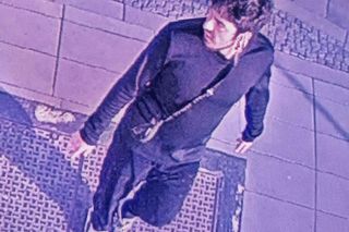 Pobicie na ulicy Warszawskiej. Policja poszukuje mężczyzny ze zdjęć