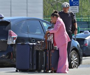 Anna Mucha z rodziną na lotnisku