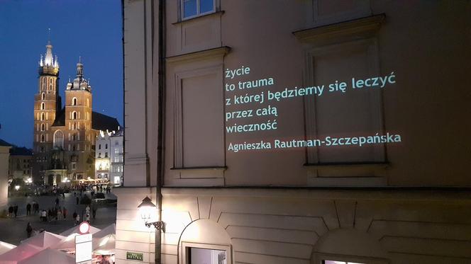 Na murze zabytkowej kamienicy w Krakowie pojawiły się napisy. To dzieło bydgoszczanki