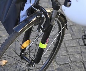 Rośnie liczba wypadków z udziałem hulajnóg. Radni Mazowsza apelują do dzieci i młodzieży: „Noście kaski i odblaski!”