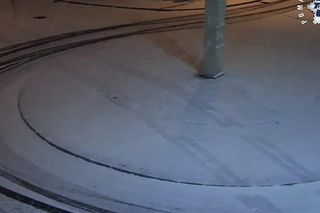 Żory: przejechał przez środek ronda i wjechał w drzwi sklepu samochodem. Ogromne zniszczenia ZDJĘCIA