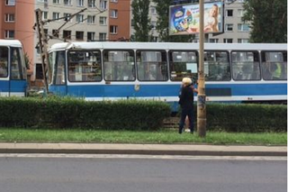 Wykolejenie tramwaju spowodowało wielogodzinne utrudnienia. Wrocławianie spóźnili się do pracy i szkoły