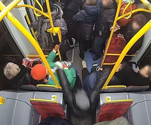 Szokujące sceny z tramwaju w Warszawie. Opublikowano właśnie nagranie. „Trzymaj się mocno”