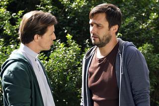 Barwy szczęścia, odcinek 1990. Damian (Michał Lesień), ksiądz Tadeusz (Jakub Mróz)