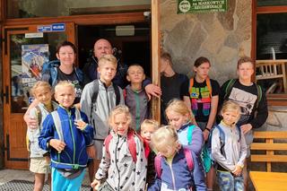 Autobus 15-osobowej rodziny zastępczej z Zabrza spłonął w drodze. Z pomocą przyszli dobrzy ludzie