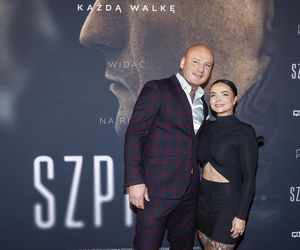 Artur Szpilka z narzeczoną Kamilą Wybrańczyk na premierze filmu Szpilka
