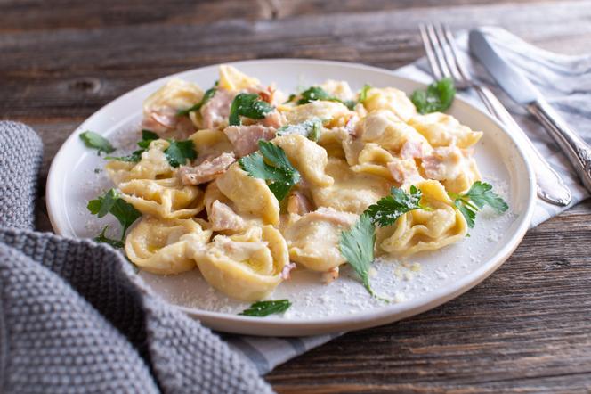 Tortellini z sosem i szynką