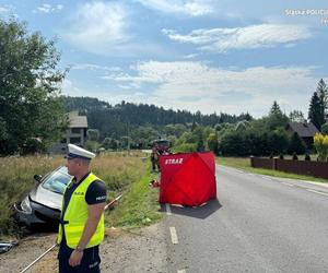 Makabryczny wypadek pod Żywcem. Kierowca zjechał z drogi i uderzył w przepust. Mężczyzna nie żyje 