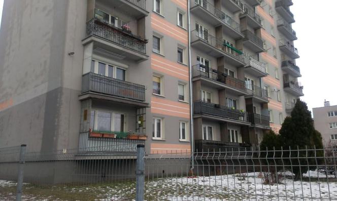 Martwa kobieta w mieszkaniu, jej mąż wyskoczył z balkonu na oczach policji! Horror w Kielcach