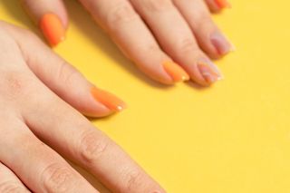 Pumpkin spice nails to najmodniejszy manicure na jesień. Oto najmodniejsze odcienie dyniowych paznokci