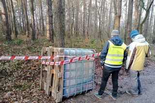 W okolicach Piotrkowa i Tuszyna znaleziono porzucone beczki