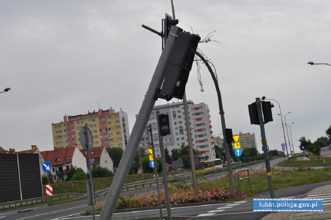 Kompletnie pijany jechał przez miasto tirem. Kosił znaki drogowe i latarnie!