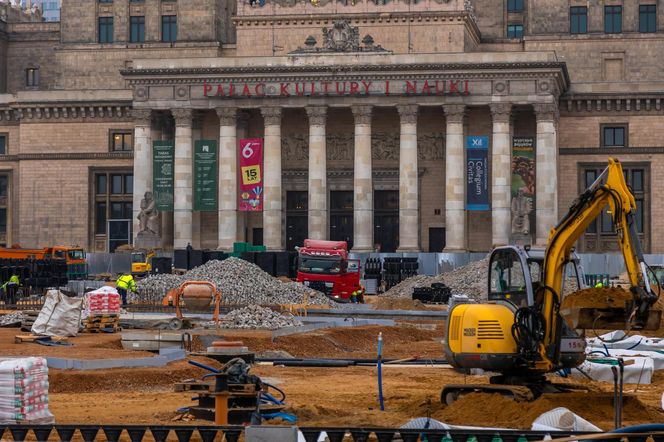 Trwa przebudowa części dawnego Placu Defilad w plac Centralny