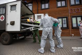 Żołnierze - chemicy wchodzą do DPSu w Kleszczowie. Rozpoczęła się dekontaminacja ośrodka! 