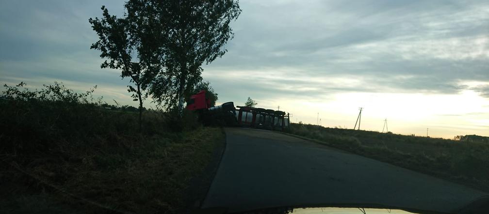 Przewróciła się cysterna z cukrem. Zablokowała całkowicie drogę powiatową