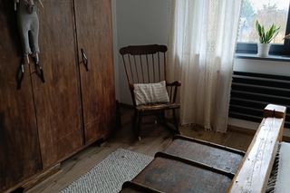 Zrobili łóżko ze starego drewna dachowanego. Domem Ani i Sławka zawładnęły drewniane meble 