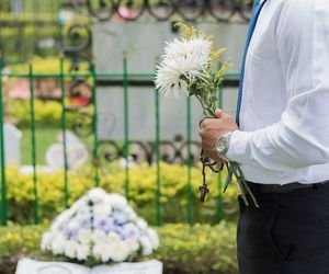 Coraz więcej Polaków wybiera ekologiczny pochówek! Sprawdź, co to jest i gdzie możesz go zorganizować